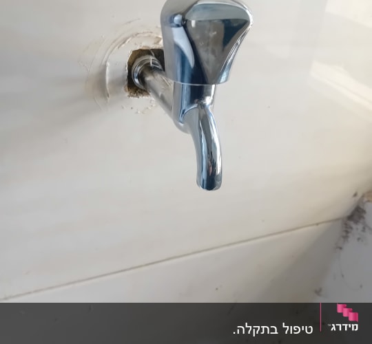 התקנת ברז מים קיר בודד מעל כיור
